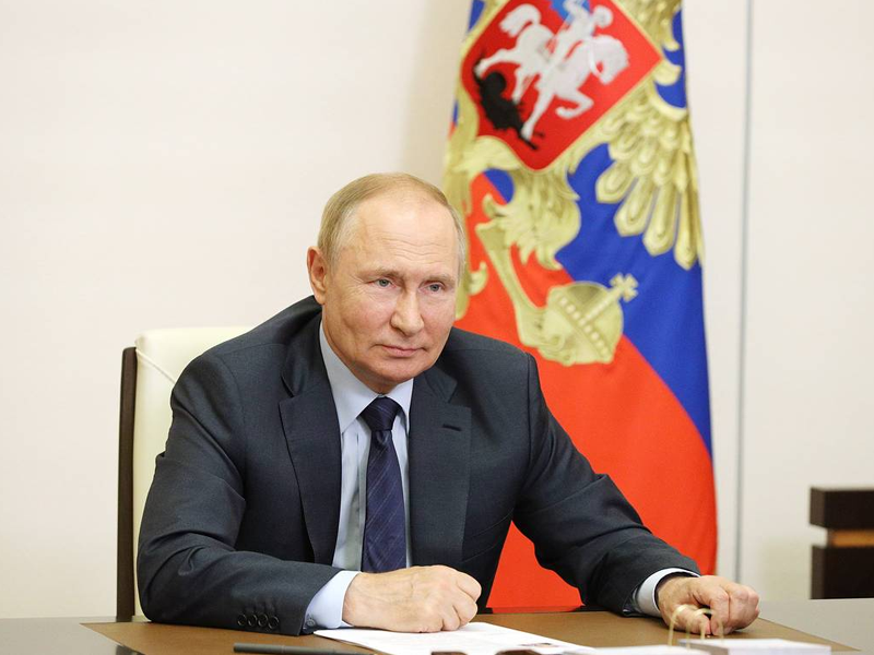 Putin hails national flag, symbol of trust, justice, solidarity