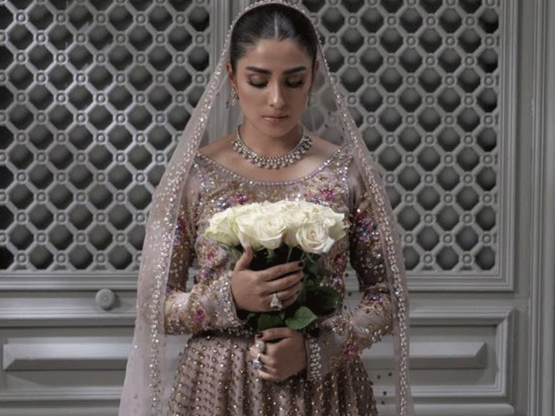 Ayeza looks like fairytale bride in shimmery grey jora