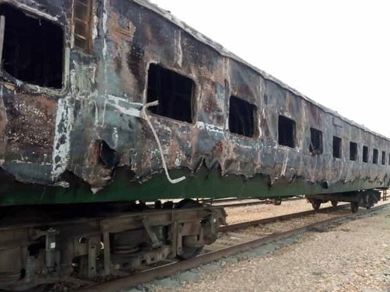 Fire in Karachi Express kills seven