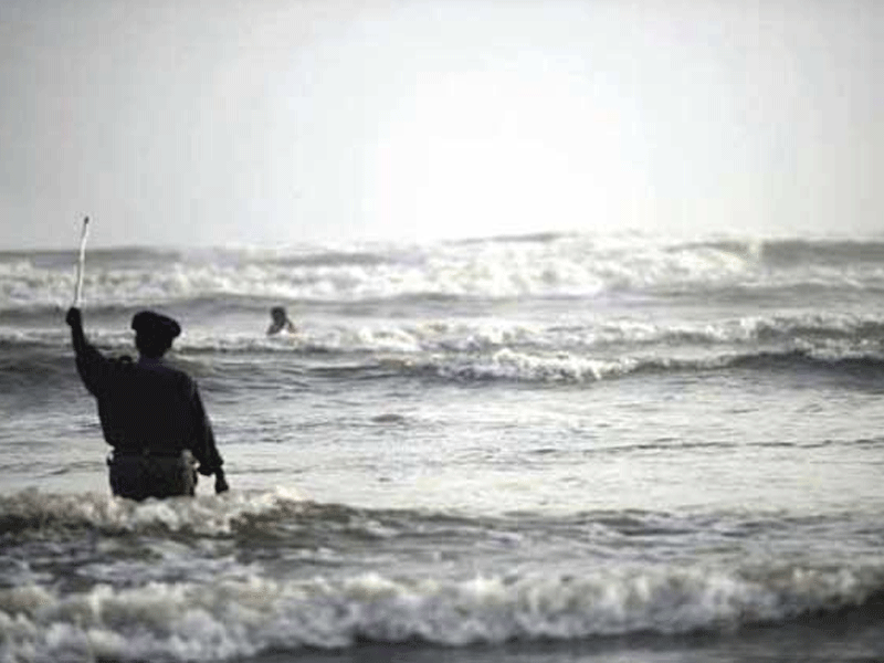 Police arrest 17 for visiting Karachi beaches