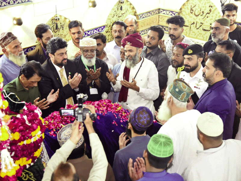 Tessori visits Jamia Banuria, Hazrat Alam Shah Bukhari (RA) shrine