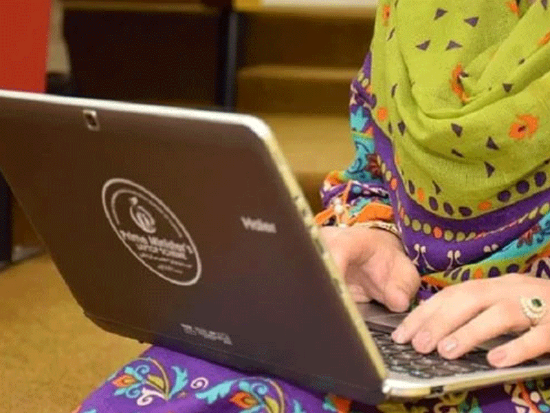 Govt to re-launch laptop scheme for university studentss