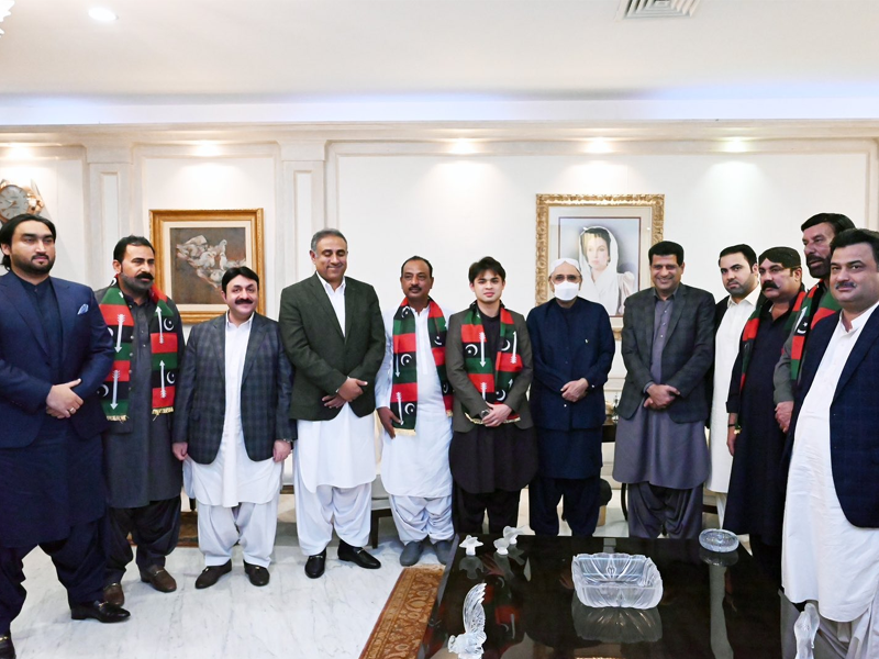 Political bigwigs of Balochistan join PPP, Asif Zardari welcomes